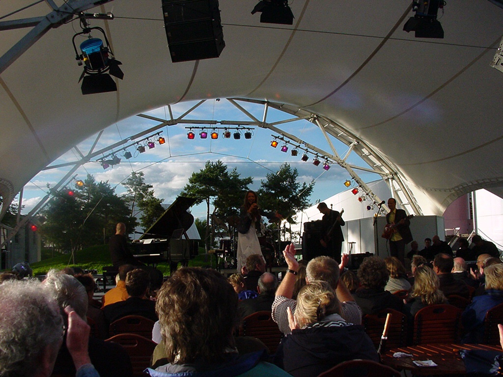 RebekkaBakkenAndBand2005-08-07AutostadtWolfsburgGermany (4).JPG